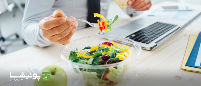 ۸ دلیل برای ترک کردن میز کار در وقت ناهار