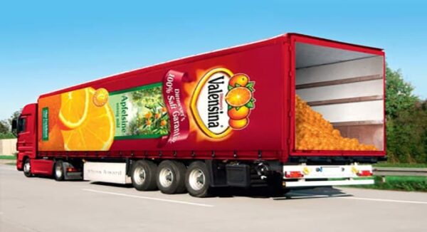 یک کاور تبلیغاتی برای تبلیغ آبمیوه روی بدنه کامیون 