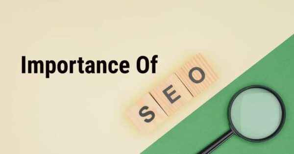 یک ذره بین روی یک سطح مسطح که کلمه Importance Of SEO روی آن سطح نوشته شده است.