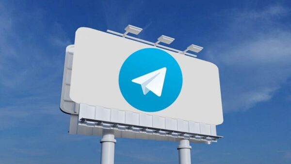 نماد تلگرام روی یک بیلبورد تبلیغاتی قرار دارد. 