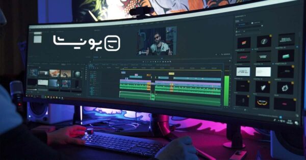شخصی که در حال ادیت ویدیو با کامپیوتر است