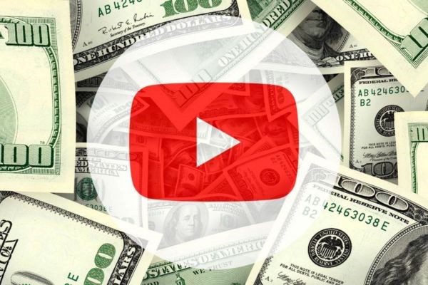 تصویری از اسکناس‌های دلار به همراه لوگو یوتیوب روی آن‌ها