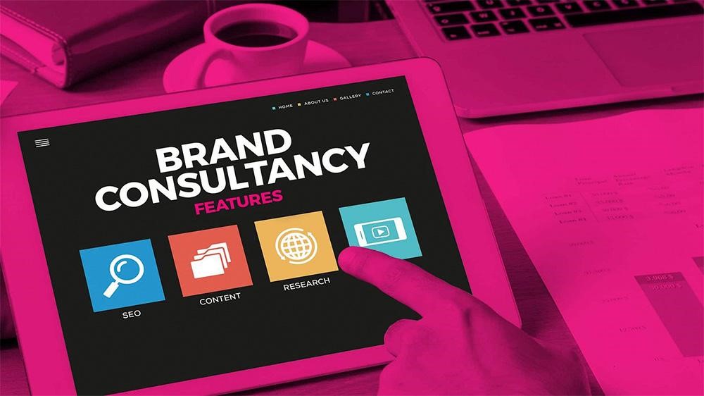 متن Brand Consultancy بر روی یک تبلت 