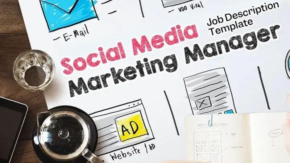 نوشته social media manager بر روی یک برگه