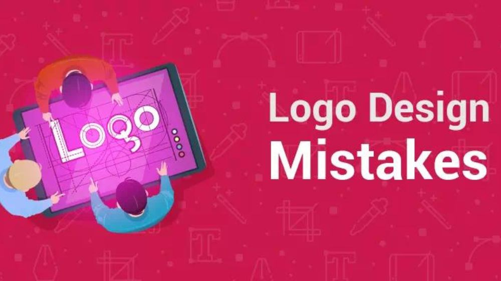 متن "Logo Design Mistakes" در کنار چند شخص در حال بررسی طرح‌های لوگو روی یک تبلت 